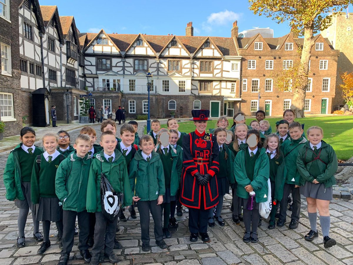 StMichaels1953's tweet photo. 💎 Year five enjoying a wonderful educational visit to the Tower of London 👑 #seatsofpower #monarchy #crownjewels #toweroflondon #historycomingtolife @TowerOfLondon https://t.co/kp1tqaBU94