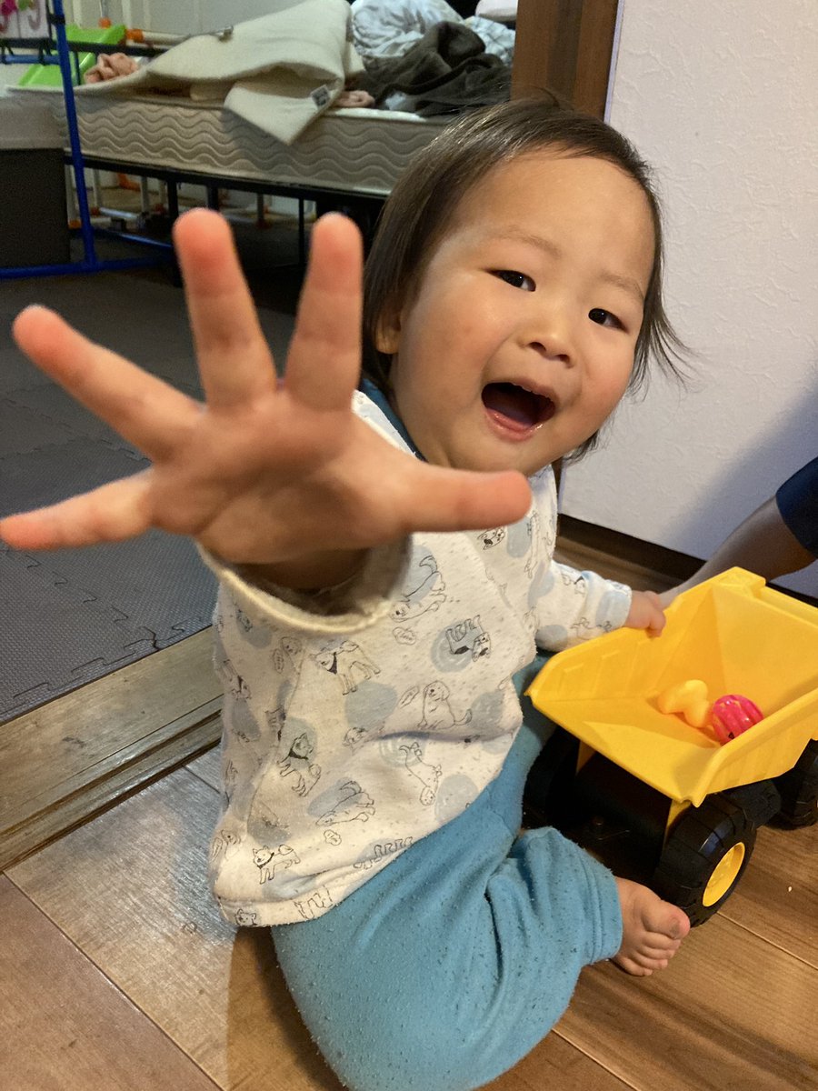 yyyyyyyeahhhhhh's tweet photo. 夜泣きし出した2歳の息子が、人形の寝かしつけしてた🤣 https://t.co/AgIV098trP