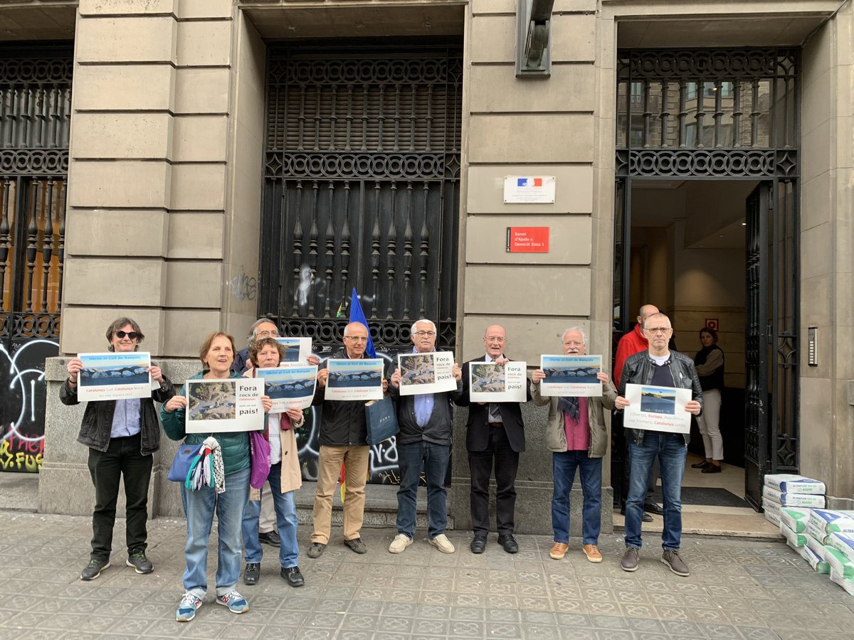 assemblea's tweet photo. ⬛️⬜️📃 Aquest matí, un grup de membres i secretaris nacionals de l'@assemblea, han fet entrega al consolat francès d'un document amb la demanda d'obertura del pas fronterer de #Banyuls🚧, tancat amb motius de la covid per l'Estat francès i que s'ha perpetuat inexplicablement. https://t.co/Q9iBJCdQyJ