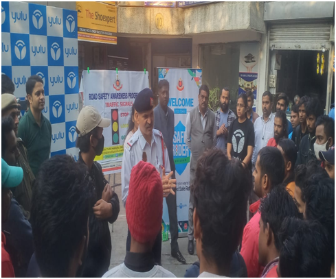 dtptraffic's tweet photo. In association with @yulubike, #SafeRiderProgram was organized by #RoadSafety Cell at Mount Kailash, South Delhi today for sensitizing delivery partners about #RoadSafety. 40 delivery boys and 8 staff members participated. https://t.co/22Hp8ZYbxd