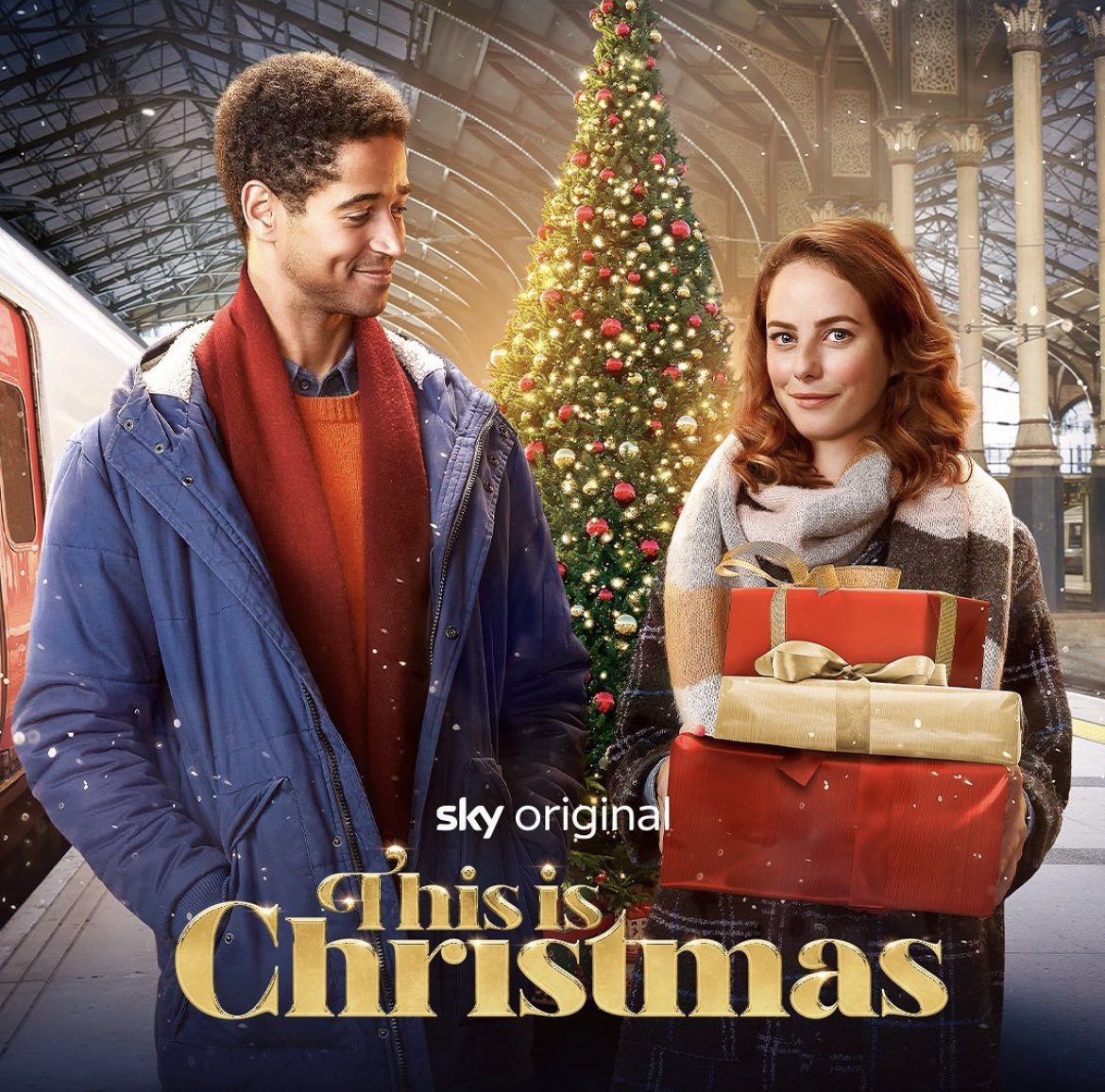 🚨Kaya Scodelario e Alfie Enoch no poster oficial da comédia romântica natalina “This Christmas”, que estreia mês que vem no dia 25 de dezembro. 

Ansiosos pra ver nossos brasileirinhos juntos? 🇧🇷🎄😍
