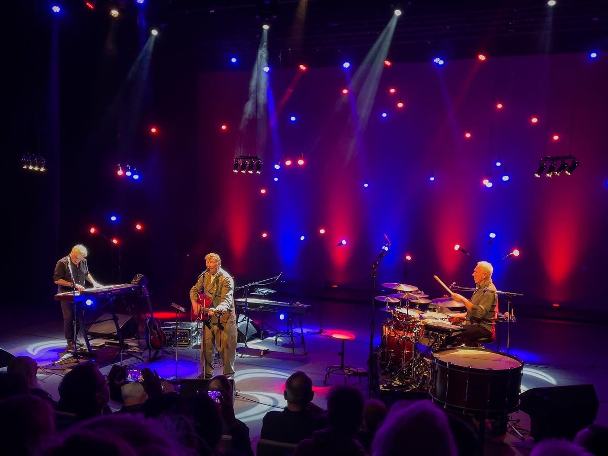 U2Juul's tweet photo. Gisteravond in de @MaaspoortVenlo The Nits. Ze blijven dus ook echt de Nits met hun muziek! Het nummer Nescio was fantastisch live. #thenits #nescio #ikvindleuk 🎸🎸 https://t.co/IyWbra9jKb
