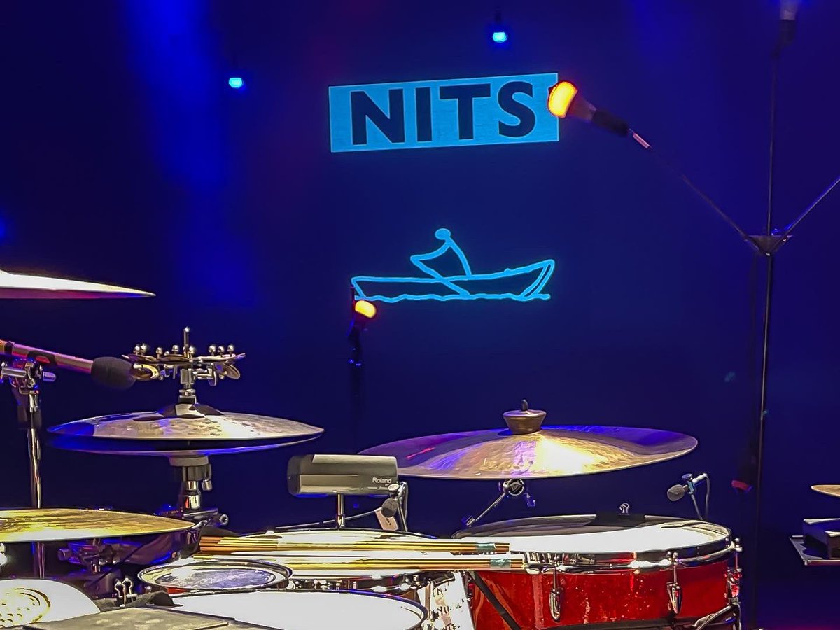 Gisteravond in de <a href="/MaaspoortVenlo/">Maaspoort</a> The Nits. Ze blijven dus ook echt de Nits met hun muziek! Het nummer Nescio was fantastisch live. #thenits #nescio #ikvindleuk 🎸🎸