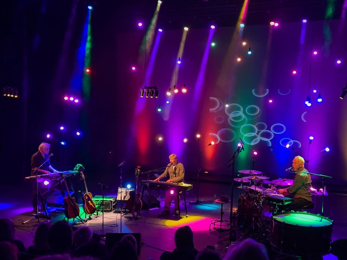 U2Juul's tweet photo. Gisteravond in de @MaaspoortVenlo The Nits. Ze blijven dus ook echt de Nits met hun muziek! Het nummer Nescio was fantastisch live. #thenits #nescio #ikvindleuk 🎸🎸 https://t.co/IyWbra9jKb