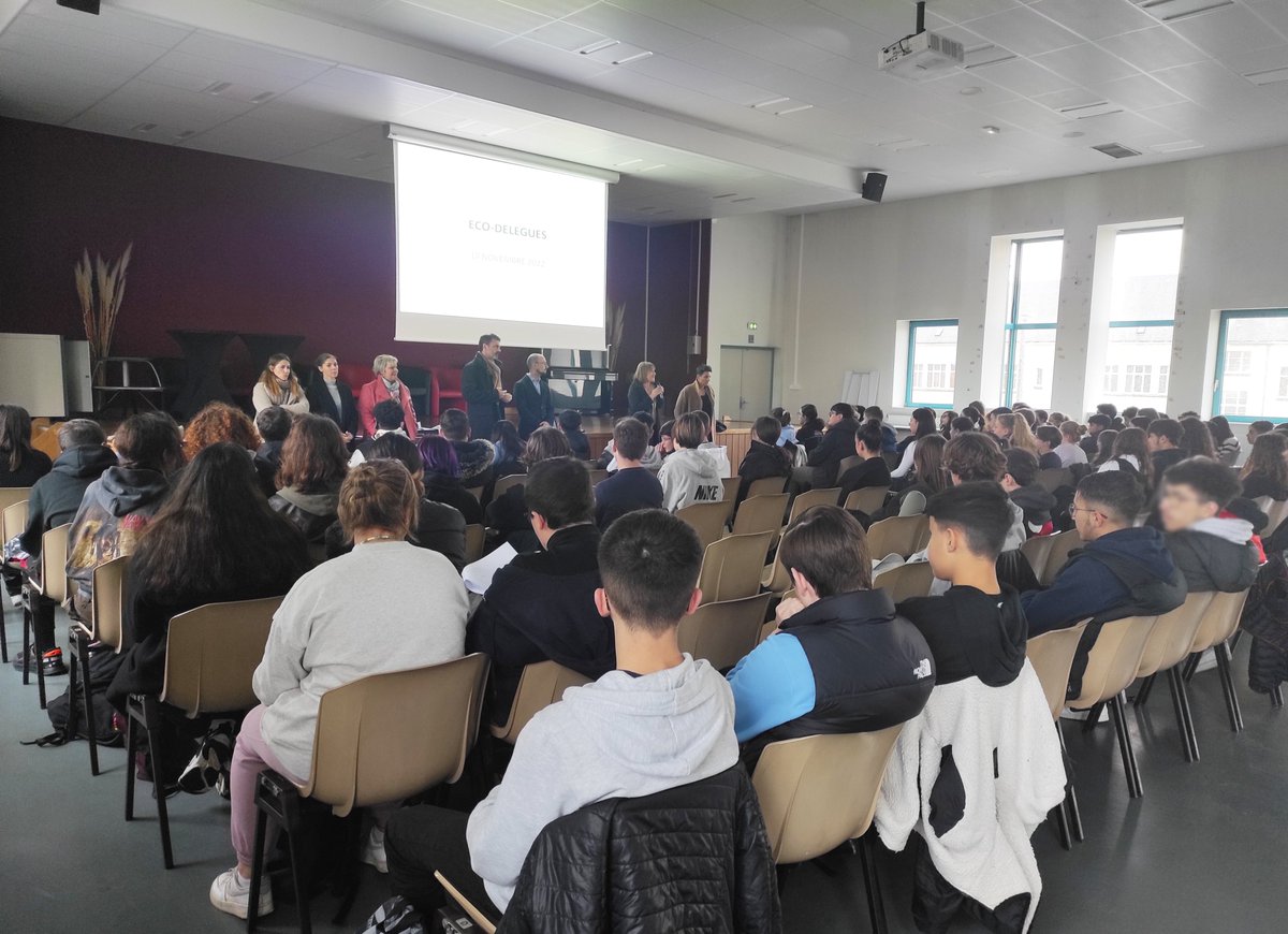 CiteJulieDaubie's tweet photo. Les #écodélégués de la cité scolaire Julie Daubié ont été conviés ce vendredi à une réunion animée par les CPE et l'équipe de direction. Objectifs : comprendre le rôle d'un éco-délégué et commencer à réfléchir aux projets qui les intéressent.
#developpementdurable #edd https://t.co/5g71cutLJX