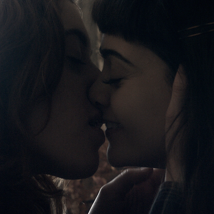 TheBookofBirdie's tweet photo. Behold! THE BOOK OF BIRDIE
A kiss in the horror...
#kiss #meetcute
#lust #firstlove #LGBT+ #LGBTmovies
#thebookofbirdie #iliridamemedovski #elizabetheschuch
#katiefenn https://t.co/PbGQqfIDeI