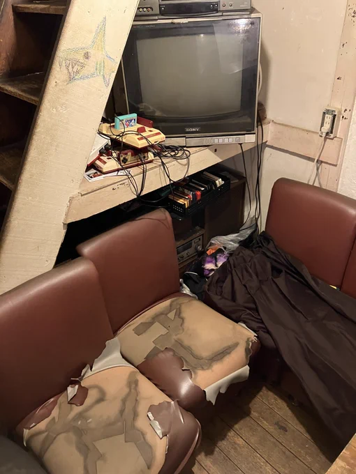ゴールデン街のとあるバーの2階、子供の隠れ家みたいで最高だった。ソファは破れて汚れてて、テーブルは焼印されたベニヤ一枚のみ。しかし建物がかなり古く、階段は遠藤憲一とずん飯尾の歯の角度くらい急だった。また行きたい。 