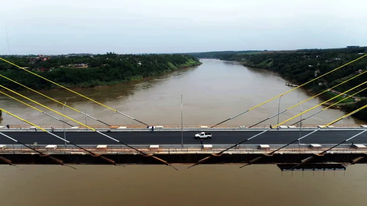 #AltoParaná

Puente fronterizo que une Foz de Yguazú - Presidente Franco a punto de ser inaugurado.