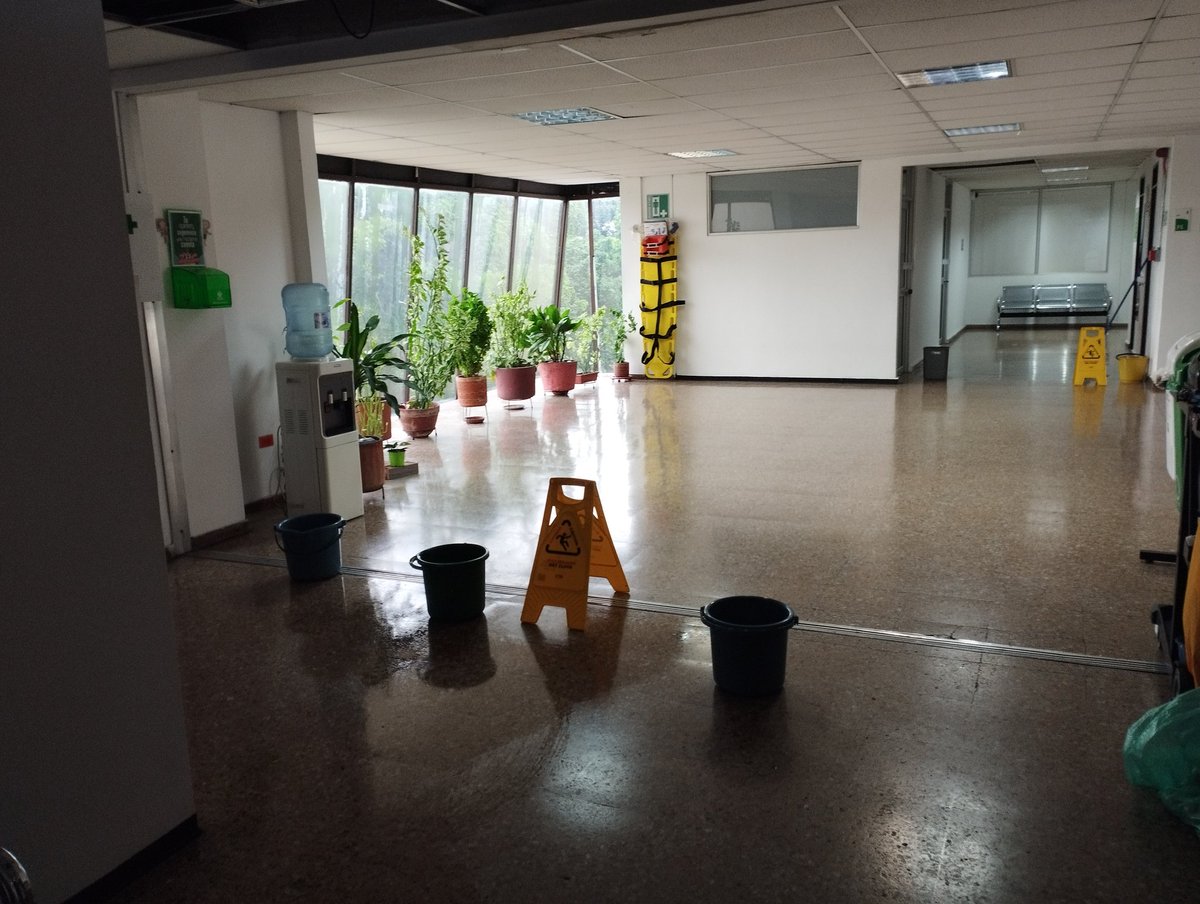 Gidarraga76's tweet photo. Así está toda la Regional Valle del Cauca del ICBF, la Sede Regional no es la excepción. Miles de millones en publicidad y la Institución cayéndose a pedazos. @petrogustavo @ICBFColombia @GustavoBolivar @sintrabienesta3 https://t.co/z64zrK3JnZ