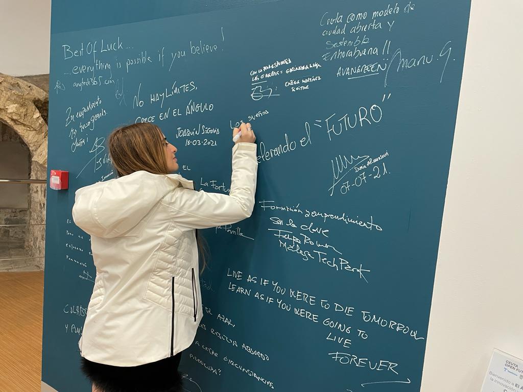 CeutaOpenFuture's tweet photo. Esta mañana la streamer @Mayichii, que dará una charla en el #GirlGamerCeuta esta tarde, ha visitado #ElAngulo y ha firmado en nuestro muro🤩

cc @ProcesaCeuta https://t.co/5d47DJQkiK