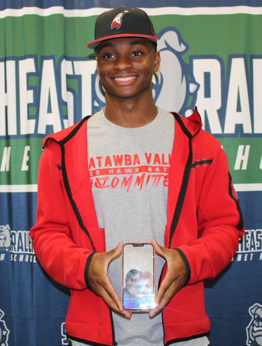 SEDiamondDawgs's tweet photo. We appreciate the Alumni support for @NeoDrew1 at his NLI signing last night. @alexmca1mon and @Jayyy_Jordannn via face time.
@AdSoutheast
@SRMHSpride
#Exit300Support
#NearAndFar https://t.co/imsUzDvKSg