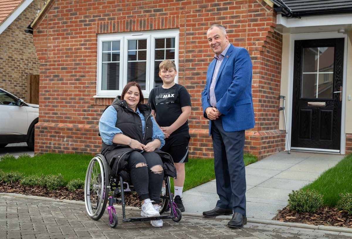 In partnership with <a href="/StonebondP/">Stonebond</a> and Sage Homes, we're delivering 24 new affordable homes 🏘️at Manor Links in #BishopsStortford, welcoming new resident Becky and son, Mason, into their new wheelchair-accessible property last week:  eastherts.gov.uk/latest-news/20…