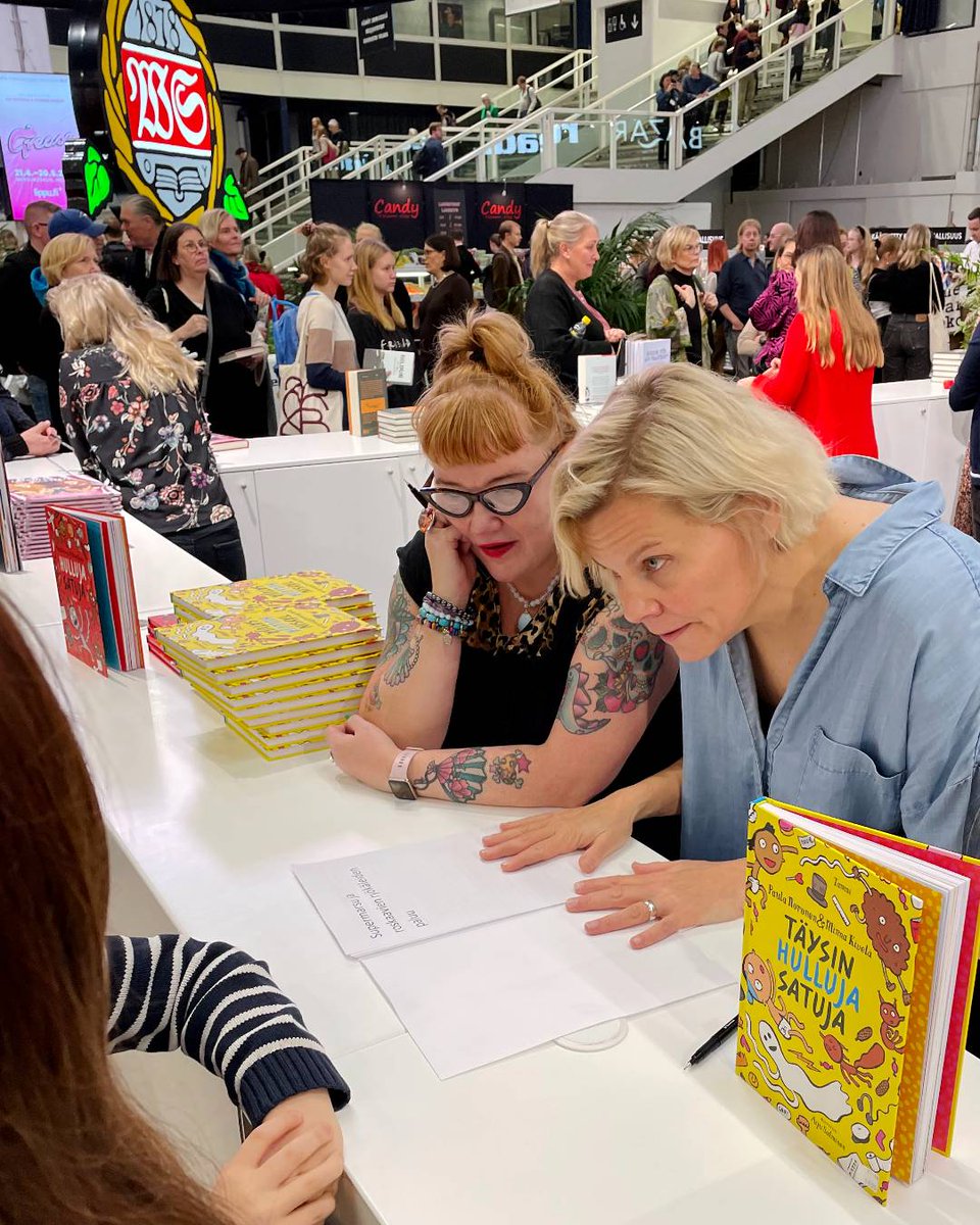 Tammi (@tammikirjat) on Twitter photo Vuosi sitten kirjamessuilla <a href="/PaulaNoronen/">Paula Noronen</a> oli kannustanut nuorta kirjailijanalkua oman kirjan tekemiseen.
Tänä vuonna Supermarsu-fani toi <a href="/KirjamessutHKI/">HelsinginKirjamessut</a> lahjan Paula Noroselle: itse ideoimansa ja kirjoittamansa Supermarsu ja roskaavat ryökäleet -kirjan käsikirjoituksen 😭💚. Vuosi sitten kirjamessuilla <a href="/PaulaNoronen/">Paula Noronen</a> oli kannustanut nuorta kirjailijanalkua oman kirjan tekemiseen.
Tänä vuonna Supermarsu-fani toi <a href="/KirjamessutHKI/">HelsinginKirjamessut</a> lahjan Paula Noroselle: itse ideoimansa ja kirjoittamansa Supermarsu ja roskaavat ryökäleet -kirjan käsikirjoituksen 😭💚.
