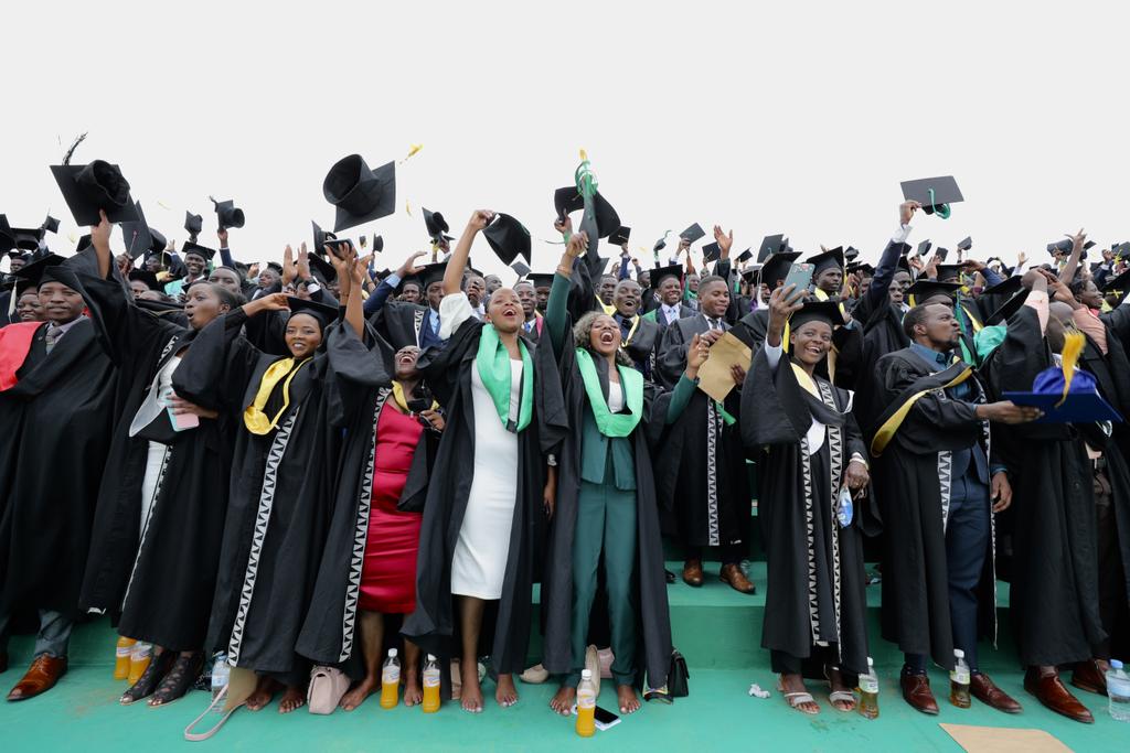 NiyigenaE_'s tweet photo. #URGrad2022 
Vet students @UR_CAVM among thousands graduands @Uni_Rwanda. Congrats colleagues @Kabambi_Eric, @GEORGEMUGIRANE1, @PatrickNIYONSA1 &amp; more. Big Thanks to our lecturers @JIrimaso, @NzizaJuliusk, @ntampakap, @majyade &amp; more, from @Uni_Rwanda for making it a success. https://t.co/xePpl7bULh