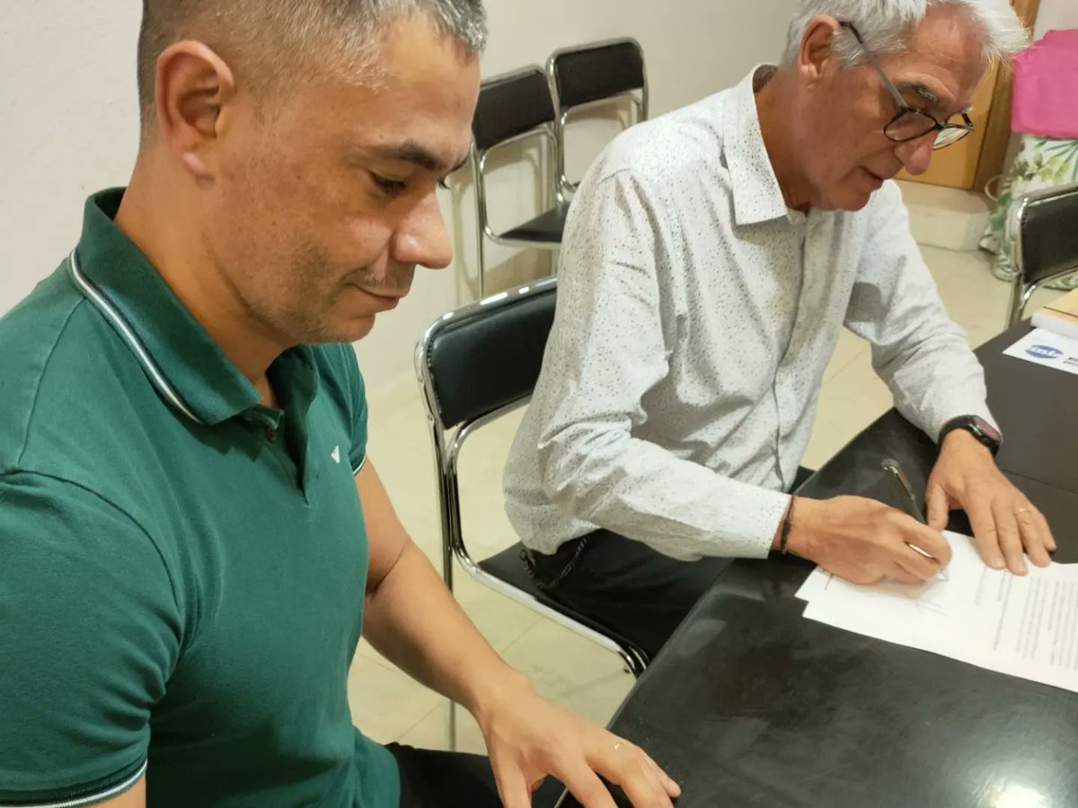 CreuCobertaShop's tweet photo. El president de l'eix Lluís Llanas i el director de les capçaleres @liniaxarxa Marcelo Villanueva han signat aquest matí a Creu Coberta l'acord de col·laboració per l'ús del magnífic @espailinia https://t.co/Dzd4K7KsOA