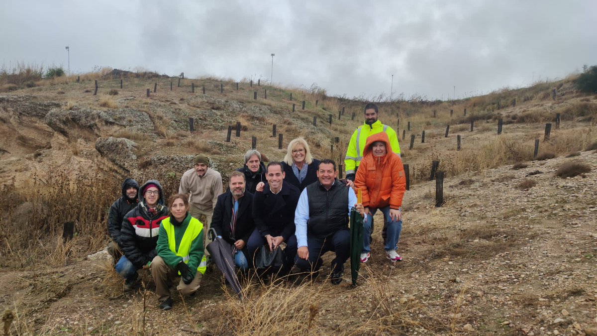 ecovidrio's tweet photo. 📢🌳 Hoy hemos estado reforestando algunas zonas de Villarejo de Salvanés y Villamanrique del Tajo los 500 árboles de nuestra acción #EtiquetasQueSalvanBosques. 

¡Gracias por vuestra ayuda, @reforesta_ong! https://t.co/fs5F5wTbEH