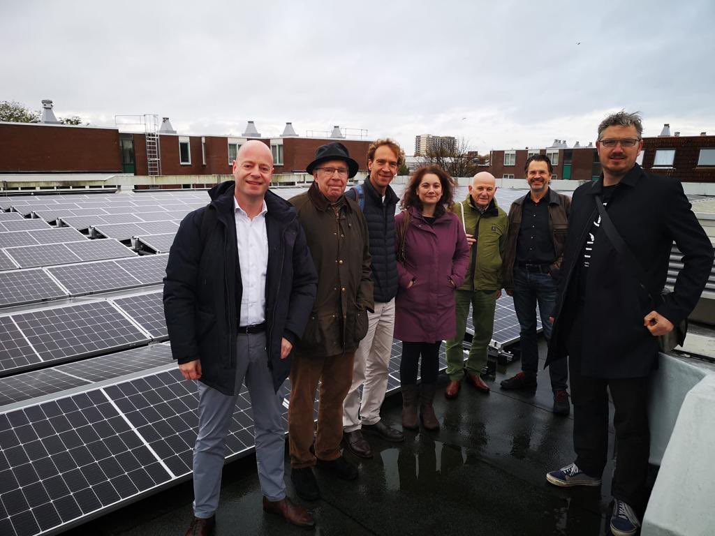 Mooi gesprek met <a href="/HaagseStroom/">HaagseStroom</a> op lokatie bij de 520 panelen aan het Oranjeplein. Er liggen véél kansen voor meer groene energie op onze daken, kijk er naar uit om dit samen met de energie-coöperaties verder te versnellen!
