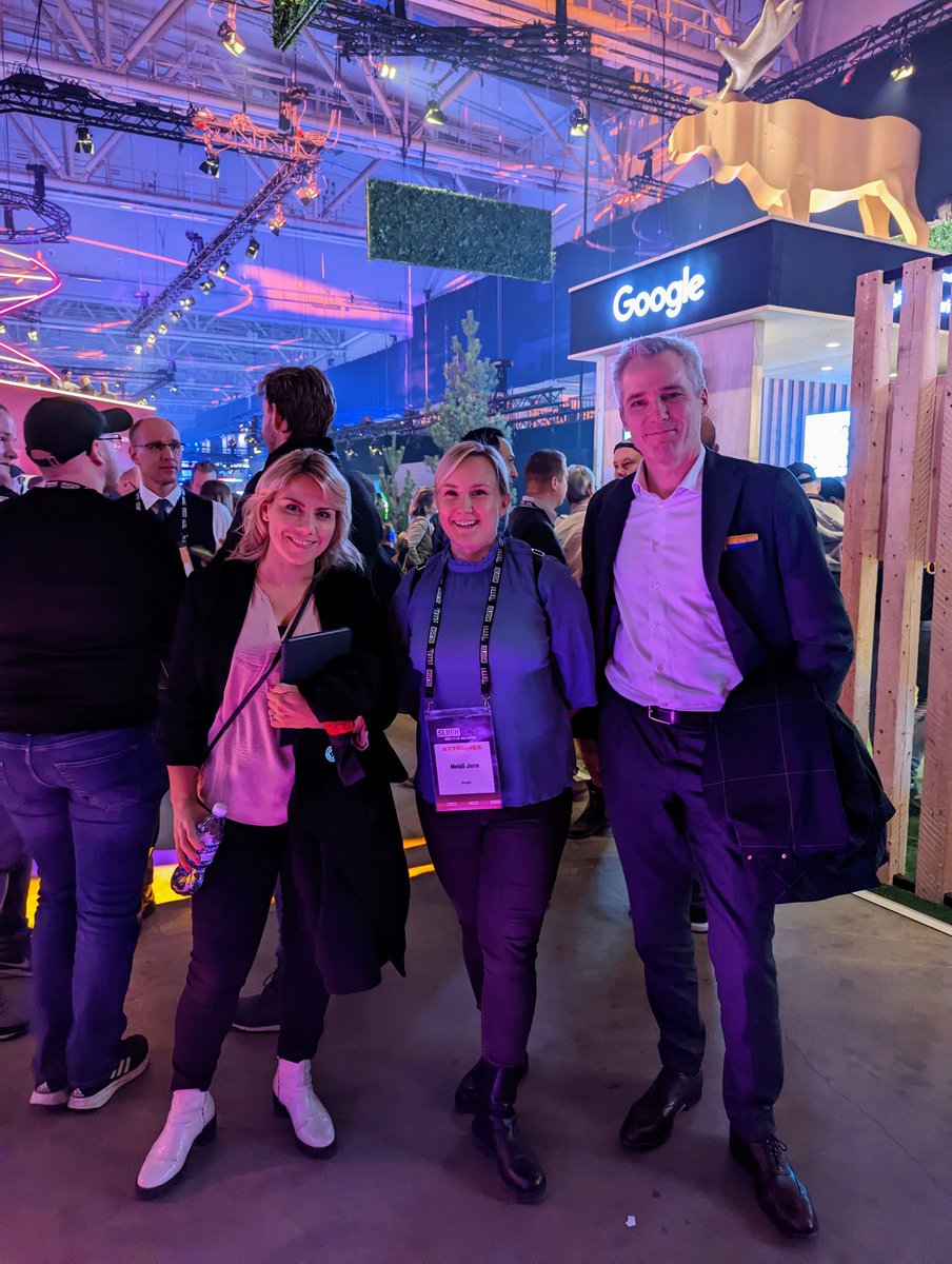 Kiva kiertää #Slush2022 kasvuyrittäjiä ja teknologia-ekosysteemiä kannustavien kansanedustajien <a href="/saarasofia/">Saara-Sofia Sirén 🇫🇮🇪🇺🇺🇦</a> <a href="/adleande/">Anders Adlercreutz</a> kanssa. Ainakin 15 maata yrittävät täällä houkutella sijoituksia ja osaajia heille, mutta <a href="/BusinessFinland/">Business Finland</a> ei taida olla näkyvästi paikalla.