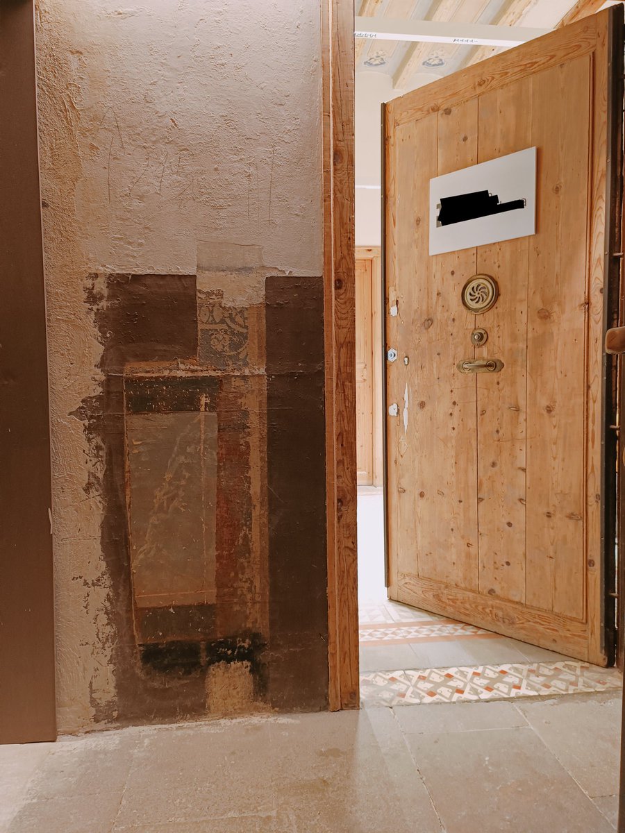 Lo bonito de combinar lo moderno con lo antiguo, como esta oficina ubicada al lado de la Barceloneta en un edificio construido a mitad del S.XIX, donde todavía se conservan los suelos y techos de la época así como algunas puertas o ventanas. #PatrimonioUrbano #porxosdenxifre