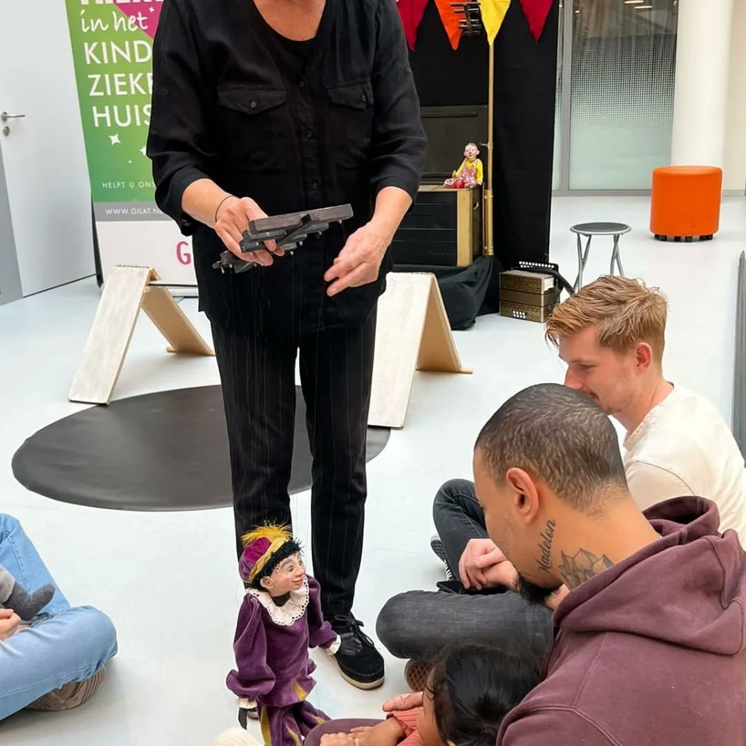 trollemorNL's tweet photo. Circus Allez Hoep in #Haga/ #Julianakinderziekenhuis in Den Haag. Voor #StichtingGilat. Het allerkleinste Pietje kwam oefenen om op het dak te leren lopen. En daarna een high five geven! 
#bartbosch https://t.co/YD0MfOfZQN