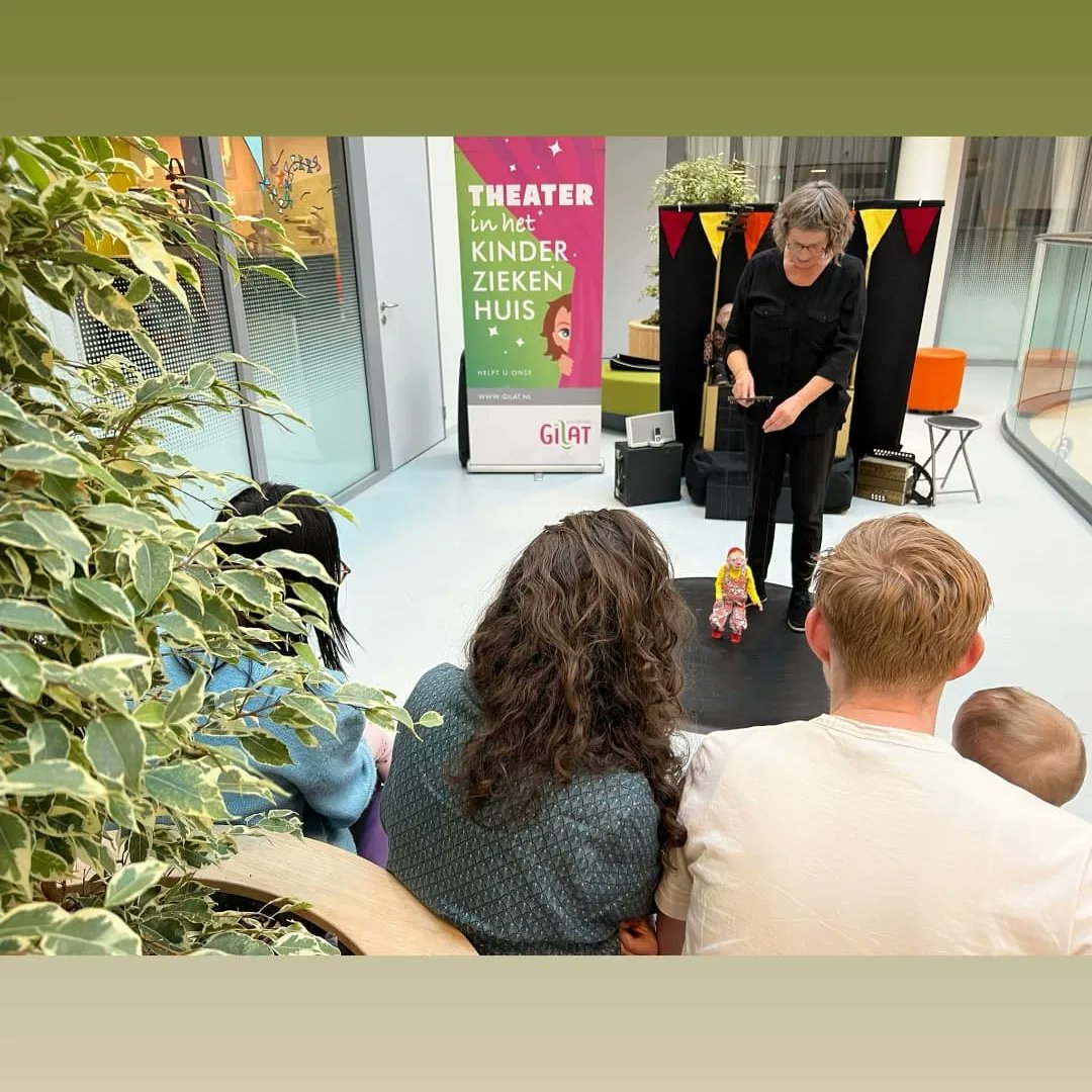 trollemorNL's tweet photo. Circus Allez Hoep in #Haga/ #Julianakinderziekenhuis in Den Haag. Voor #StichtingGilat. Het allerkleinste Pietje kwam oefenen om op het dak te leren lopen. En daarna een high five geven! 
#bartbosch https://t.co/YD0MfOfZQN