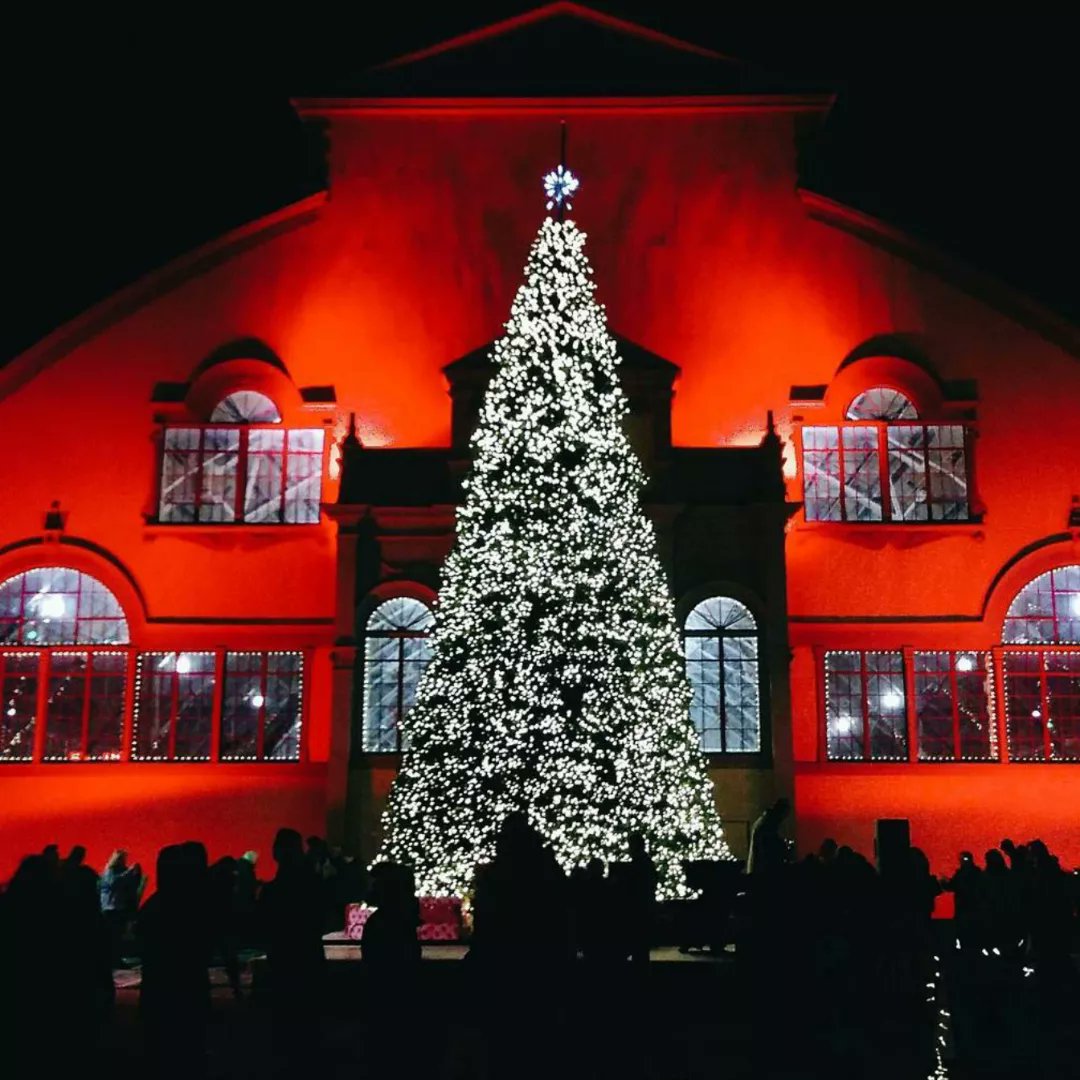 OttawaFarmMkt's tweet photo. Hey #Ottawa! Our annual Christmas Market 🎅 returns on November 25th! Join us for a special night market next Friday between 5am-9pm inside Aberdeen Pavillion for everything Christmas &amp; local! Make sure to be there for 6pm to enjoy the magical Tree Lighting ceremony🎄
#MyOttawa https://t.co/4onbR0u155