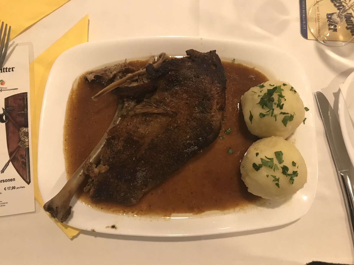 awogfli's tweet photo. mein erstes #gansl heuer Aprico Traismauer sensationell #essen #foodporn https://t.co/KG8Zcl6Eba