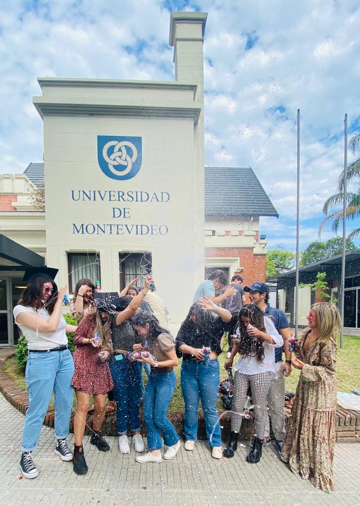 UMderecho's tweet photo. 🗓️Último día de clases de la Generación 2018. 
Una nueva generación de profesionales🥳 ¡Felicitaciones! https://t.co/jsRtNhxTwJ