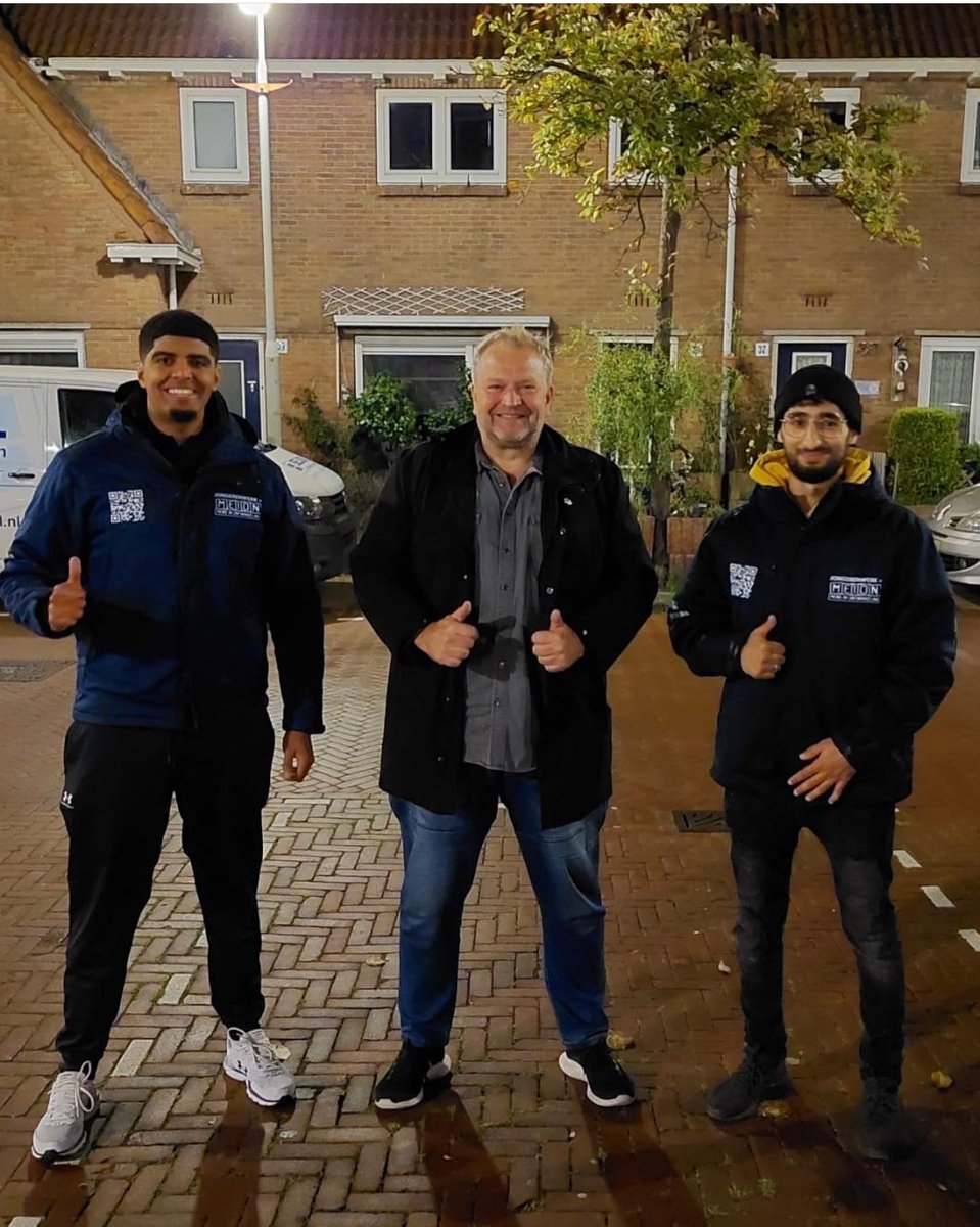 Onlangs liep Coen Bom van de politieke partij Hart voor Den Haag met onze jongerenwerkers mee in Spoorwijk!

We hebben Coen een inkijkje kunnen geven in onze dagelijkse werkzaamheden in de wijk. Dank voor je bezoek Coen!

#Jongerenwerk #Jongeren #Preventie #Verbinding