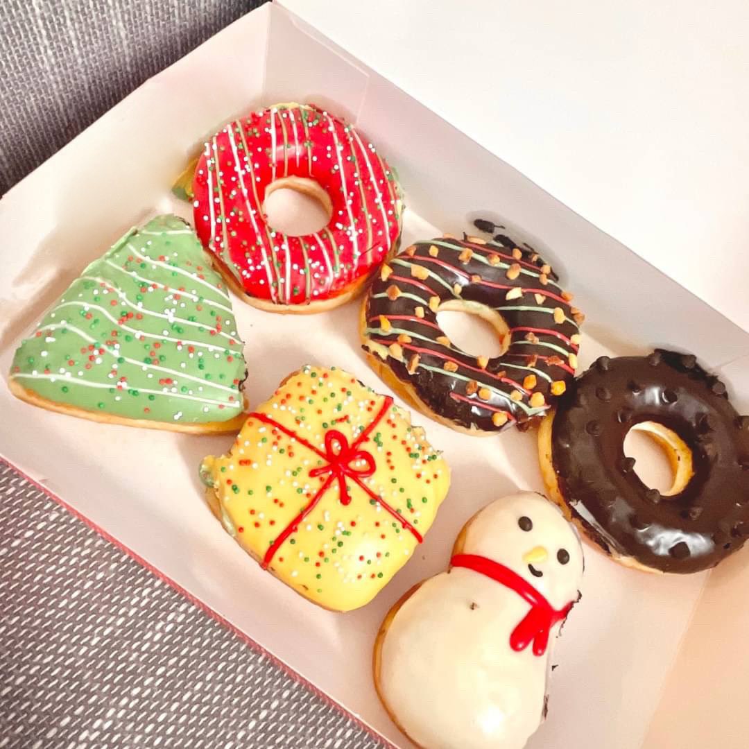 ttarntalzonel's tweet photo. #มิสเตอร์โดนัท ทำดีอีกแล้วน่ารักมากกเป็น christmas collection🎄🎁🍩 น่ารักยันกล่องอ่ะซื้อมานั่งกินถ่ายรูปเก๋ๆวัน Christmas ต้องฟินแน่ๆ แล้วตัวกล่องเขียนข้อความได้ด้วยนะเหมาะกับซื้อเป็นของขวัญสุดๆ🎅 น่ารักกก💗 https://t.co/W03r0IcgCl