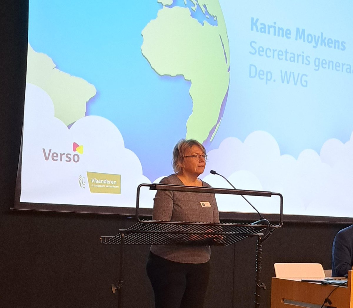 DepartementWVG's tweet photo. 🌱Vandaag komen zorgprofessionals uit heel Vlaanderen samen op het symposium 'Op weg naar de Green Deal Duurzame Zorg'. Hier planten we het zaadje van de Green Deal die in 2023 zal uitgroeien tot de definitieve #greendeal 'Duurzame zorg en welzijn'. #duurzamezorg @Versovzw https://t.co/JujgviVgWp