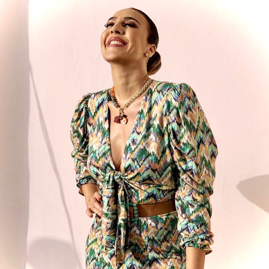 monicanaranjo's tweet photo. Cuando te dicen que tu programa está en el Top 10 de 15 países!! 😱❤️👏 Y… recuerda: el #EyeDetect nunca miente… 😳😳
#AmorConFianza: Destino Cerdeña está disponible en @netflixes! https://t.co/WsLyP7rMYD