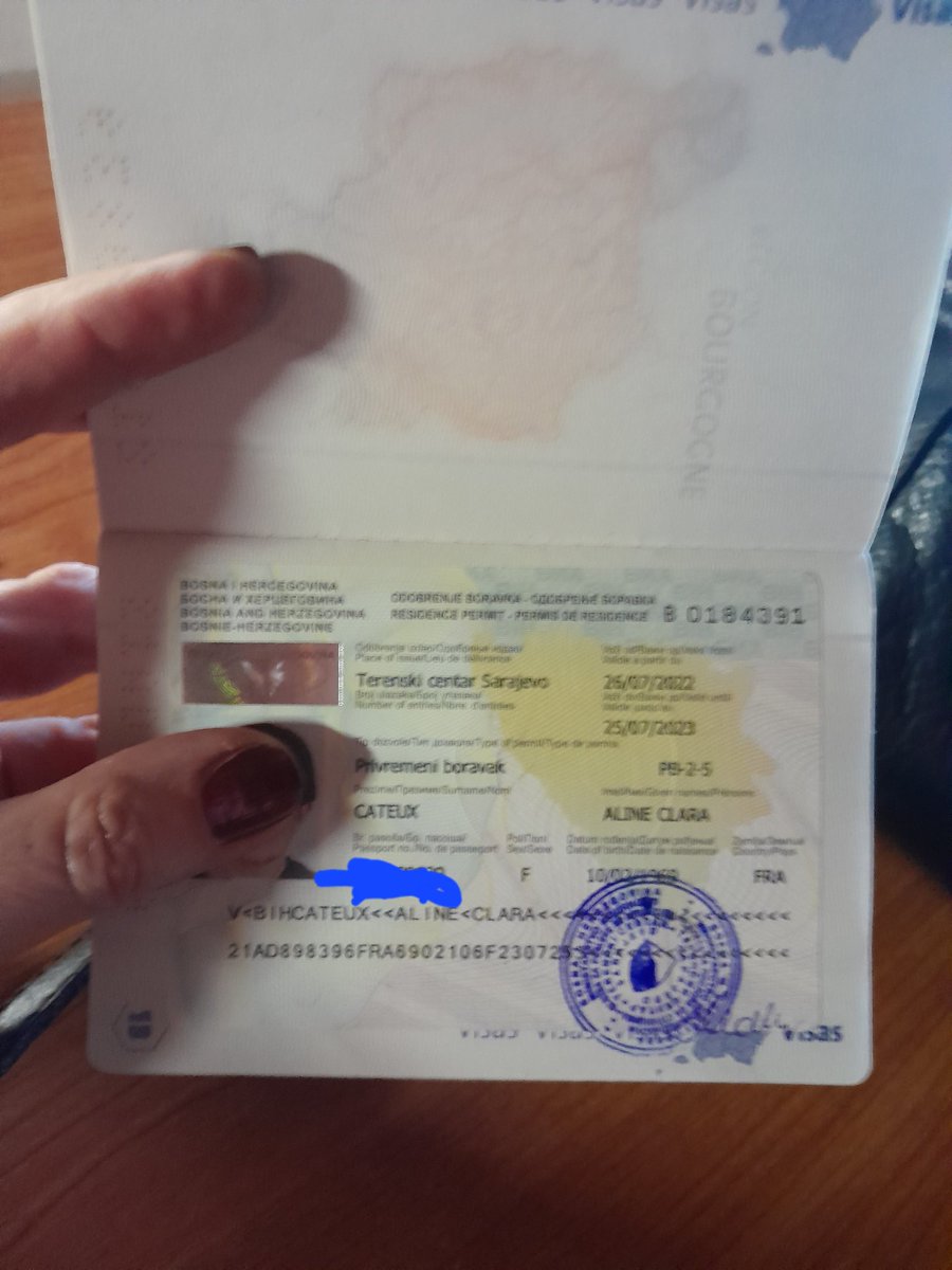 AlineCateux's tweet photo. Victory !
#boravak #staypermit https://t.co/vFQzB1OyAU