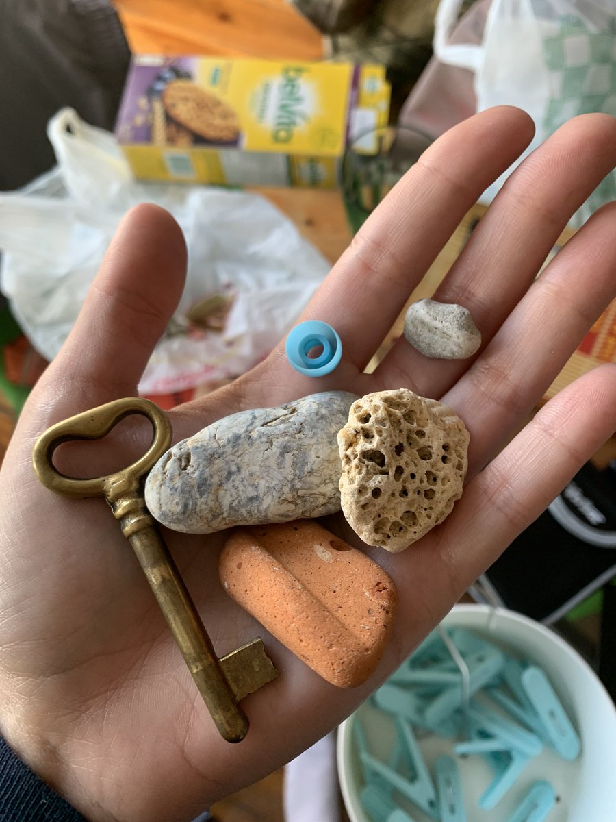 hailey_mk's tweet photo. me bringing home souvenirs for my friends https://t.co/RtcLSxHros