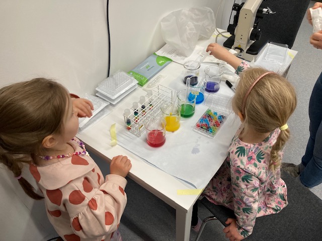 HKilpinen's tweet photo. We had some very special guests at the lab today @HiLIFE_helsinki. 😍 #lapsetmukaantöihin2022  #bringyourkidtowork https://t.co/VWAdMzggCc