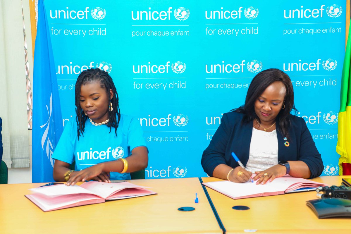 DrCUmutoni's tweet photo. La Jeune slameuse @Mariusca3 s'engage aux côtés de @UNICEFcongoBZV  pour les droits des enfants au #Congo !
Merci l'artiste💙 https://t.co/YwQoiC6JvQ