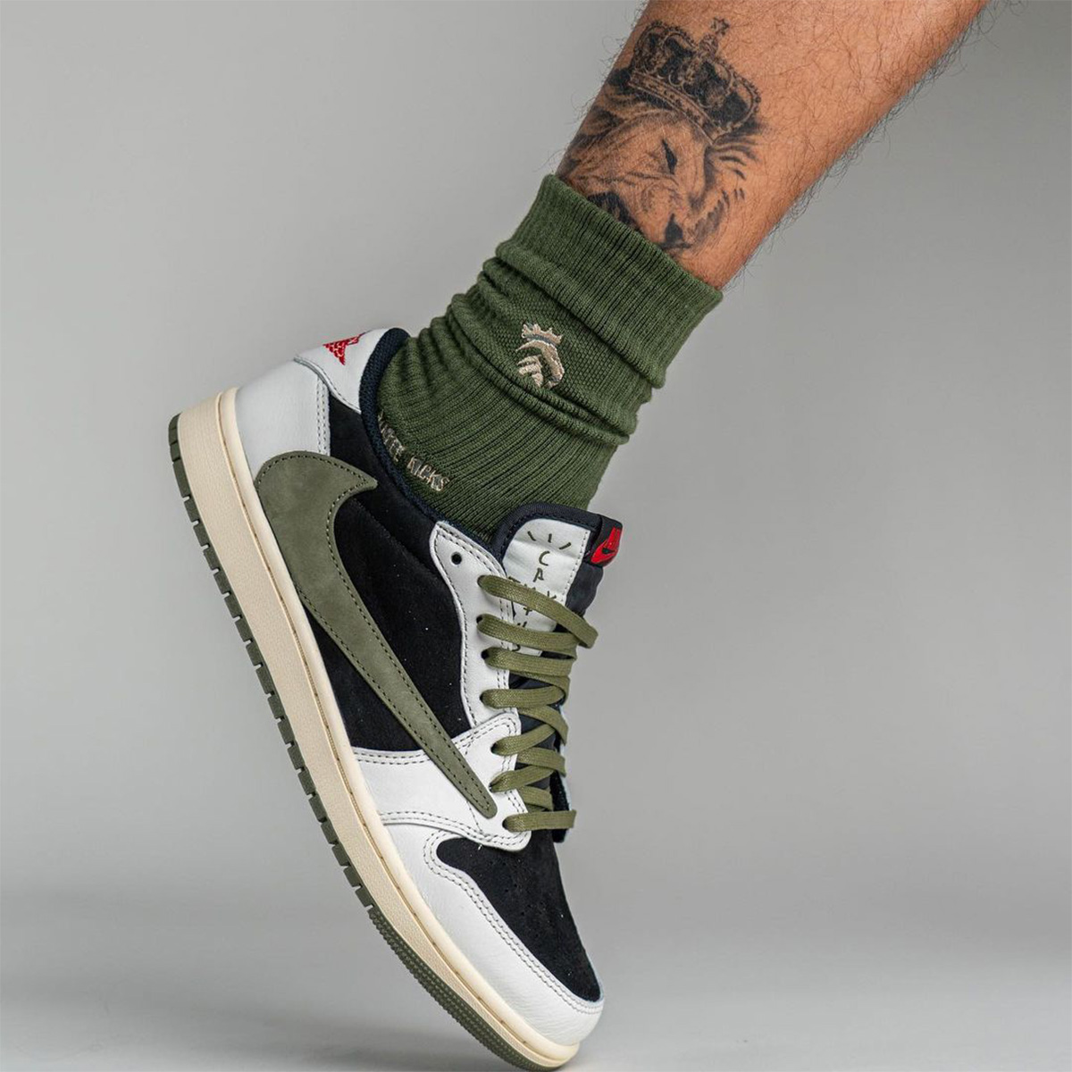 On-Foot Looks // Travis Scott x Air Jordan 1 Low OG “Olive” 🫒

SEE MORE: bit.ly/3xPzYpQ