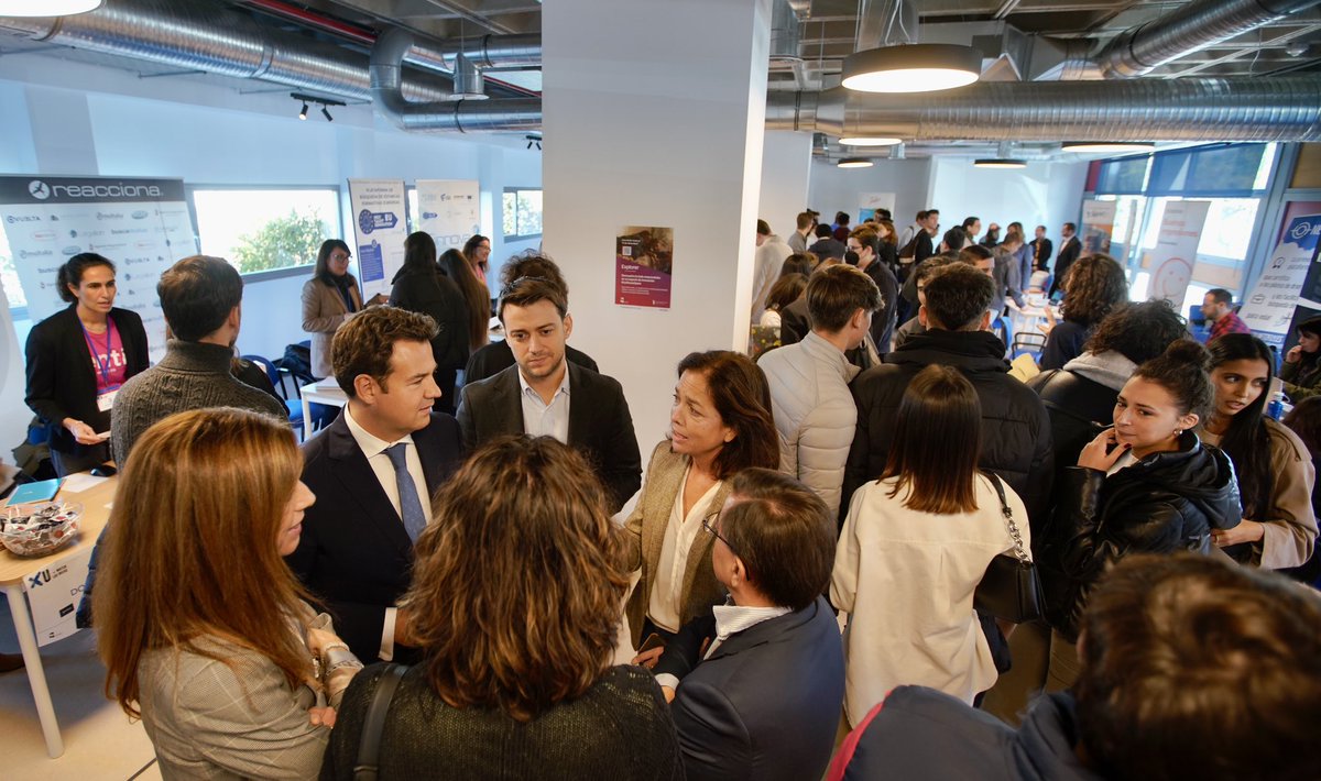 Ayto_Las_Rozas's tweet photo. El alcalde @jdelauz, acompañó esta mañana a @NikolayYord, director general de Juventud de la @ComunidadMadrid, en su visita al U-Match de @LasRozasNext, el evento de #LasRozas para conectar a los estudiantes y recién graduados del municipio con el ecosistema empresarial. https://t.co/sccfcj5Um5