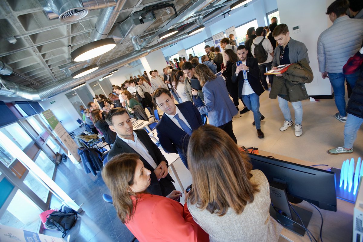 Ayto_Las_Rozas's tweet photo. El alcalde @jdelauz, acompañó esta mañana a @NikolayYord, director general de Juventud de la @ComunidadMadrid, en su visita al U-Match de @LasRozasNext, el evento de #LasRozas para conectar a los estudiantes y recién graduados del municipio con el ecosistema empresarial. https://t.co/sccfcj5Um5