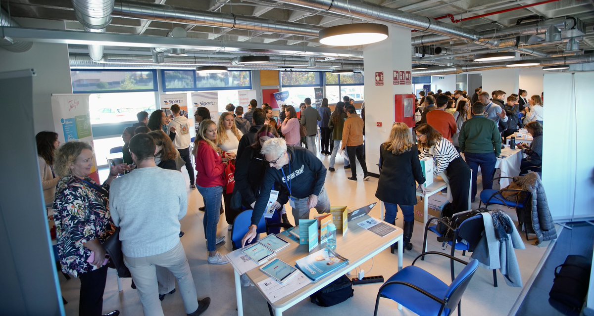Ayto_Las_Rozas's tweet photo. El alcalde @jdelauz, acompañó esta mañana a @NikolayYord, director general de Juventud de la @ComunidadMadrid, en su visita al U-Match de @LasRozasNext, el evento de #LasRozas para conectar a los estudiantes y recién graduados del municipio con el ecosistema empresarial. https://t.co/sccfcj5Um5
