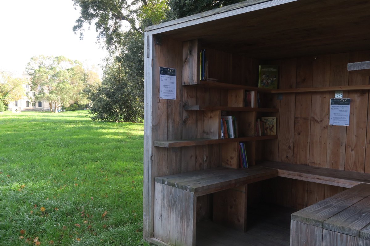 Quoi de neuf à #Rohannech ? Une #BoîtesÀLivres vient d'être installée à l'entrée du parc : on prend un livre, on en dépose un, en échange et on va s'installer sur un fauteuil, face à la villa ou la mer pour bouquiner ! C'est un beau programme pour un #vendredilecture, non ?!