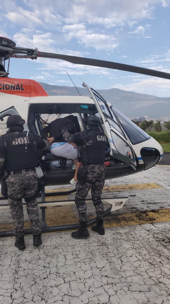 LassoGuillermo's tweet photo. El responsable de la matanza en la cárcel El Inca en Quito, hoy ha sido aislado con éxito. Con valentía las fuerzas del orden esta madrugada, trasladaron al cabecilla de la banda narcoterrorista “Lobos”, a la cárcel de máxima seguridad, La Roca. https://t.co/eRQ7kkS3vG