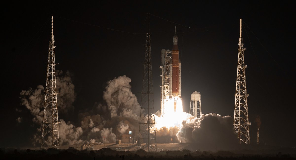 gsc1's tweet photo. The SLS rocket, launched as part of the #ArtemisI mission, burned 90,000+ gallons of liquid hydrogen and liquid oxygen fuel every minute until it and the Orion spacecraft separated!  

Learn more about #hydrogen as a fuel here: https://t.co/6nEVnrbsx9 https://t.co/JroQij7gZU