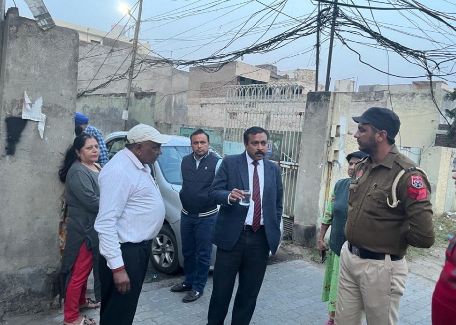 mcasrofficial's tweet photo. On receiving the complaint of contaminated drinking water, the Worty Commissioner Sir along with the Joint Commissioner Corporation officials reached Ward No. 51.
#MCamritsar
#contaminateddrinkingwater
#ward51 https://t.co/qrydMUVIuf