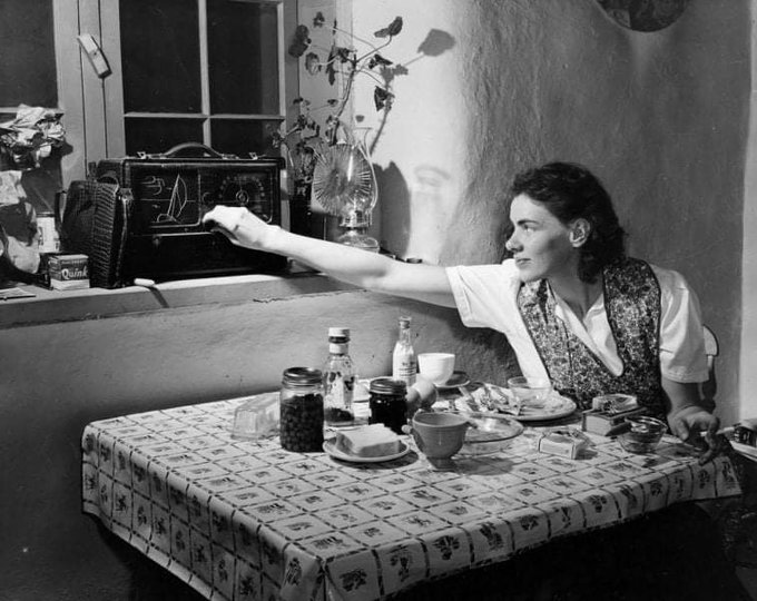 literlandweb1's tweet photo. "Los viejos libros, los amigos justos,
un poema mediocre, pero nuestro, 
y la costumbre extraña 
de ser al fin felices en la sombra".
Vicente Gallego
📷 John Collier Jr. https://t.co/aa3xlKLerN