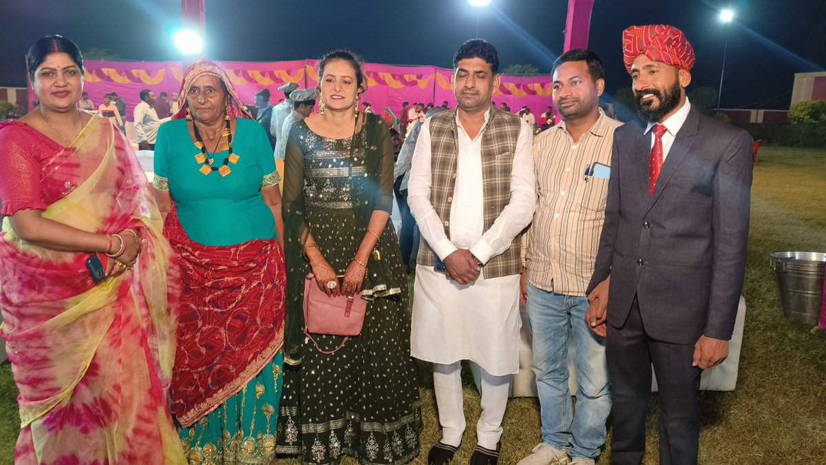 SonaDeviBawari's tweet photo. सुरेश कुमारी (अध्यापिका) D,% श्री ओमप्रकाशजी गोदारा (बिश्नोई ) निवासी पांच  एलसी जैतसर की शादी समारोह मैं पहुंचकर शुभकामनाएं दी और पूरे गोदारा परिवार को विवाह समारोह की बधाई दी
शादी समारोह में सुरेश कुमारी अध्यापिका द्वारा पौधा वितरित किया
#5LC https://t.co/RaWNvOL9SW