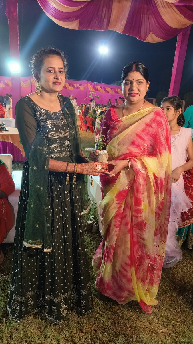 SonaDeviBawari's tweet photo. सुरेश कुमारी (अध्यापिका) D,% श्री ओमप्रकाशजी गोदारा (बिश्नोई ) निवासी पांच  एलसी जैतसर की शादी समारोह मैं पहुंचकर शुभकामनाएं दी और पूरे गोदारा परिवार को विवाह समारोह की बधाई दी
शादी समारोह में सुरेश कुमारी अध्यापिका द्वारा पौधा वितरित किया
#5LC https://t.co/RaWNvOL9SW
