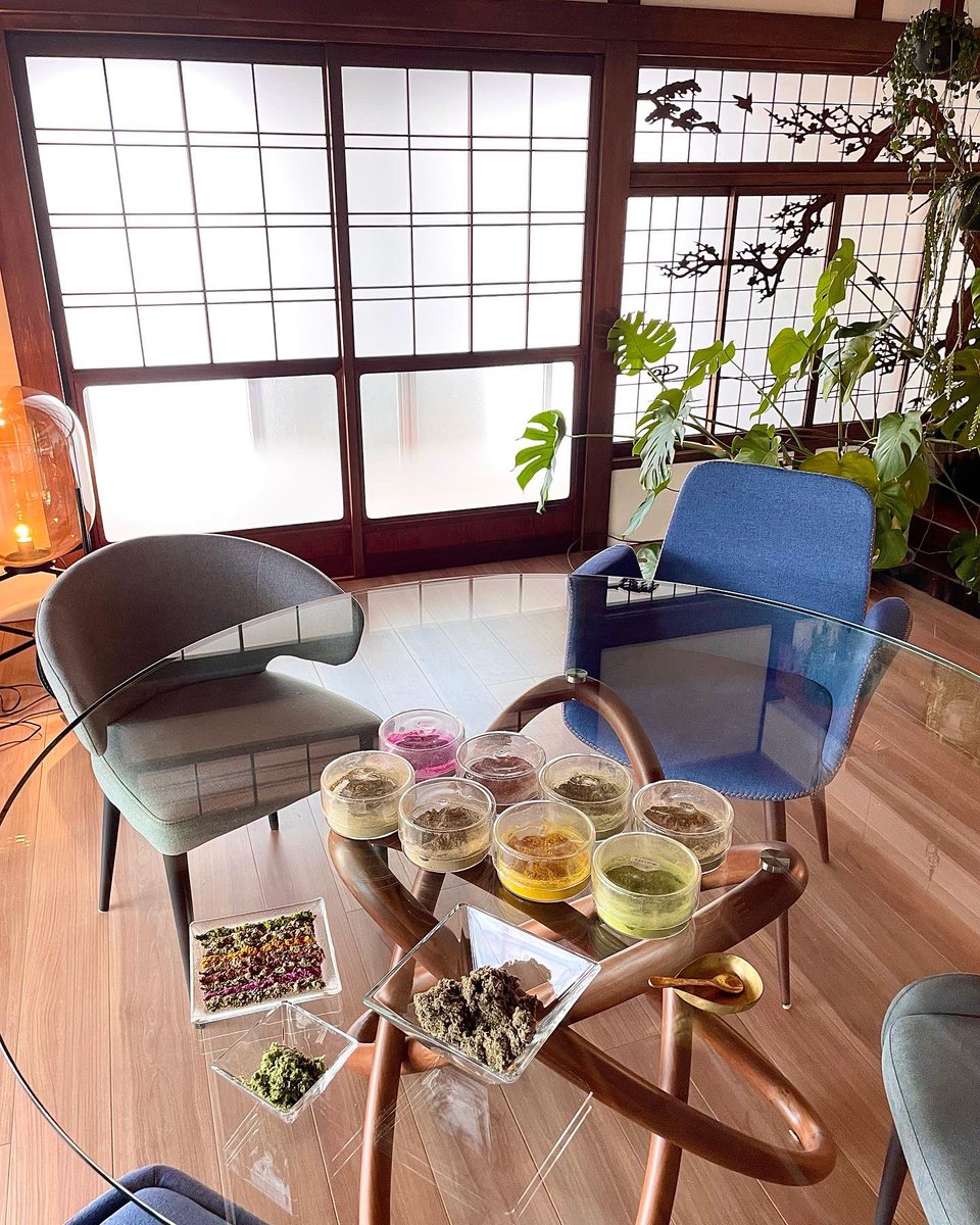 u__asa's tweet photo. 古民家ビオスチームサロンUを改めてご説明します💁‍♀️

ビオスチームとは古くから韓国で伝わる民間療法である、よもぎ蒸しを日本風にアレンジしたものです。
一人用スチームサウナからの経皮吸収で、よもぎ・くまざさ他8種類の野草から良菌をまとい、人が持つ自然治癒力を引き出します♨️

つづく👇 https://t.co/0AkTAznNvk