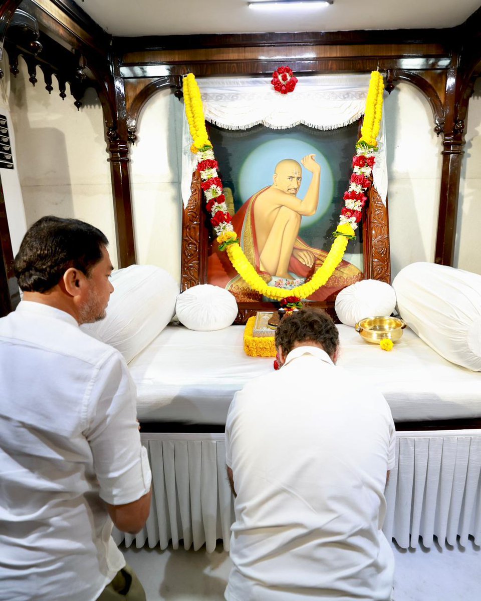 NANA_PATOLE's tweet photo. ||गण गण गणात बोते||

राहुलजींनी शेगाव येथील श्री गजानन महाराज संस्थान येथे दर्शन घेतले तसेच प्रसादाचा लाभ घेतला.

#ShreeGajananMaharaj #BharatJodoYatra https://t.co/ZdMpaYWRo7
