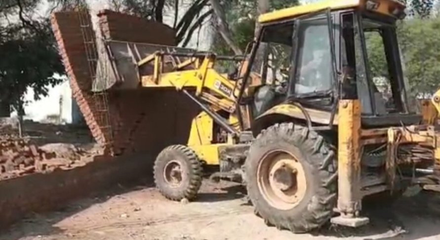 mcasrofficial's tweet photo. The team of the Estate department demolished the illegal construction in Bhadrakali Temple premises.
#MCamritsar
#illegalconstruction
#demolished
#temple https://t.co/FPkiOX4Hvb
